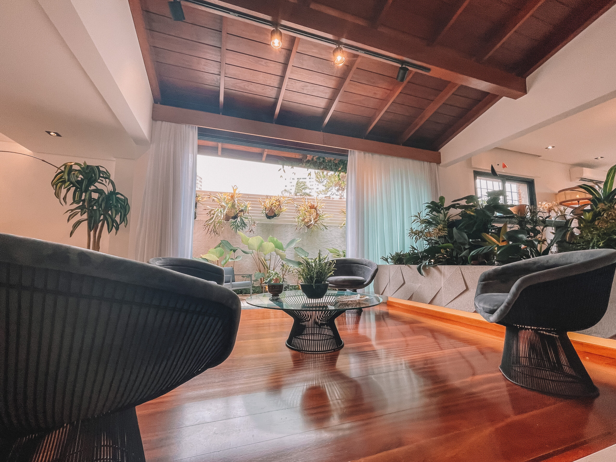 Ambiente sala de estar com Poltrona Platner