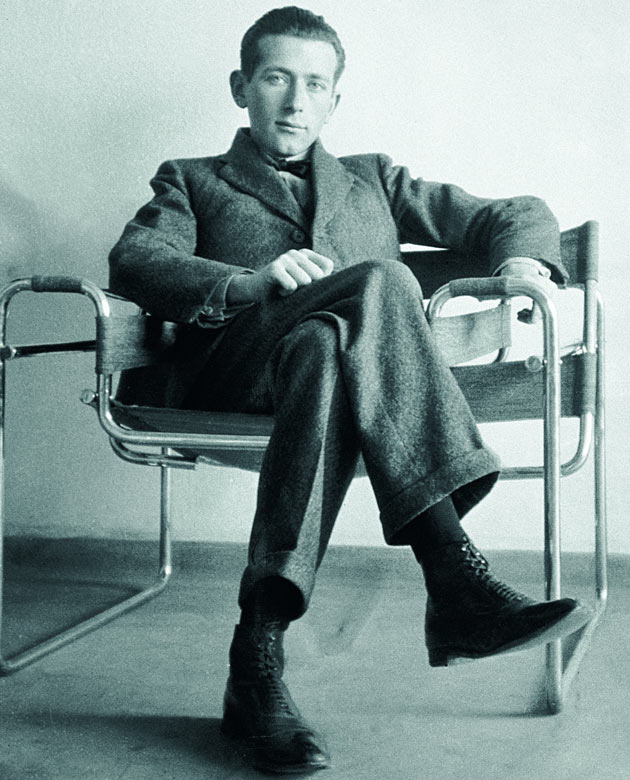 Marcel Breuer sentando em sua Poltrona Wassily