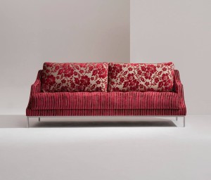 Sofá vermelho com bordados