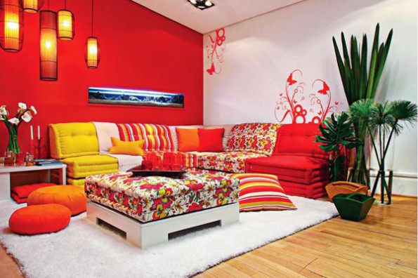Sala com cores fortes e vibrantes, almofadas e luminarias