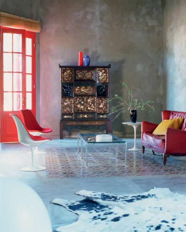Sala com sofá e móveis vermelhos