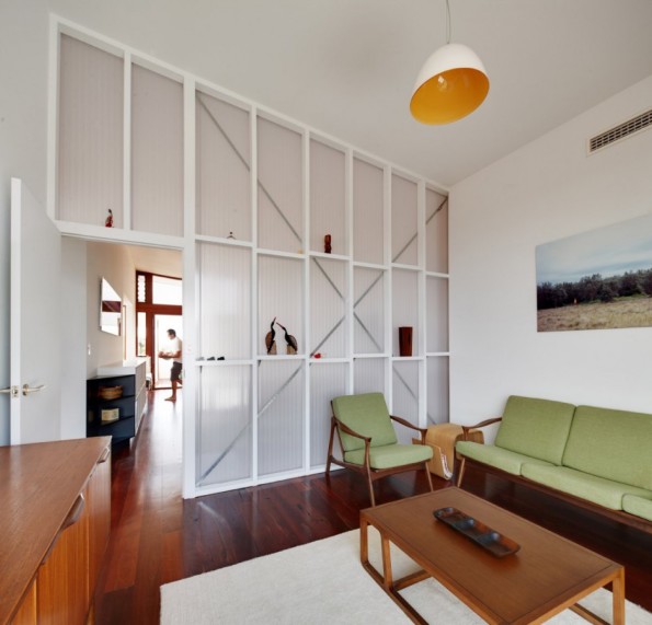 Sala de estar com moveis de madeira e luminária laranja