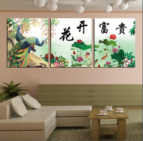 Sala decorada com quadros com pinturas chinesas
