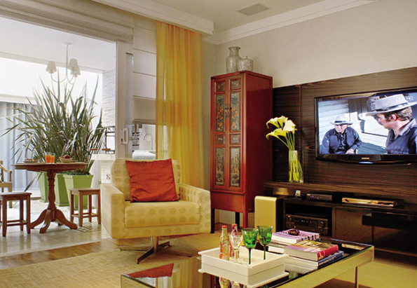 Sala de televisão moderna e compacta com cores neutras