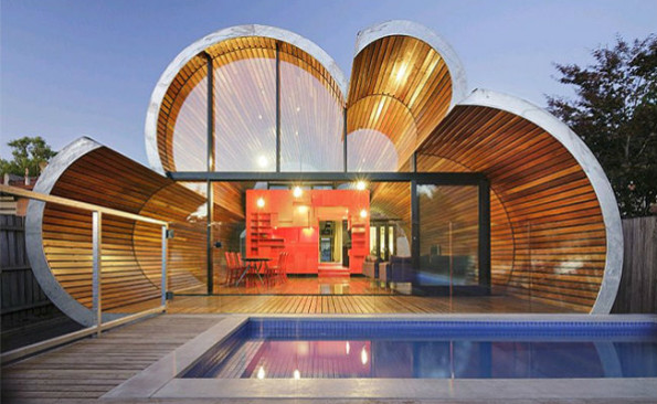 piscina de uma casa com decoração ousada