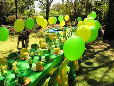 Mesa verde e amarela festiva