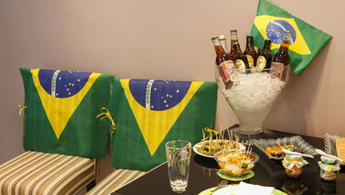 Mesa de petiscos para assistir aos jogos do Brasil