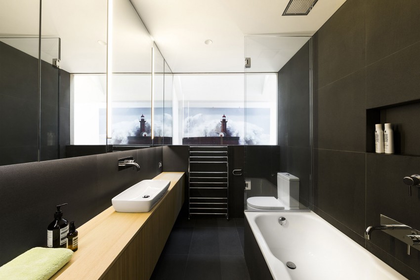 Design Australiano — Banheiro com paredes de mármore pretas