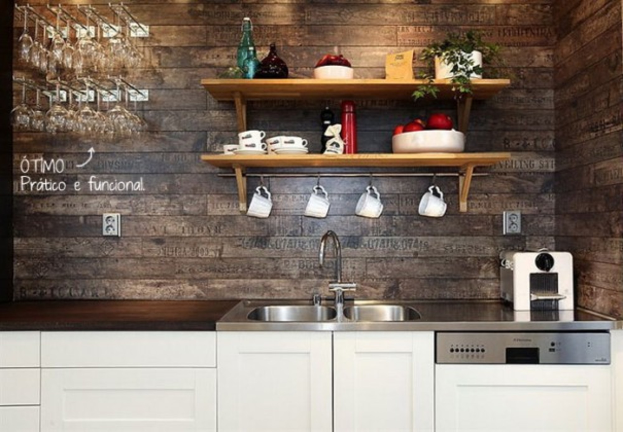 Деревянная стена в интерьере кухни