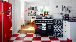 piso xadrez vermelho e branco na cozinha