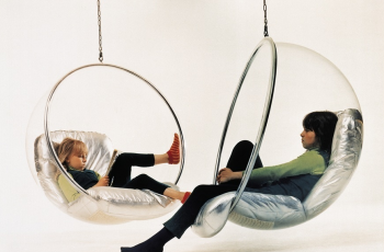 Filhas de Eero Aarnio em suas Bubble Chairs