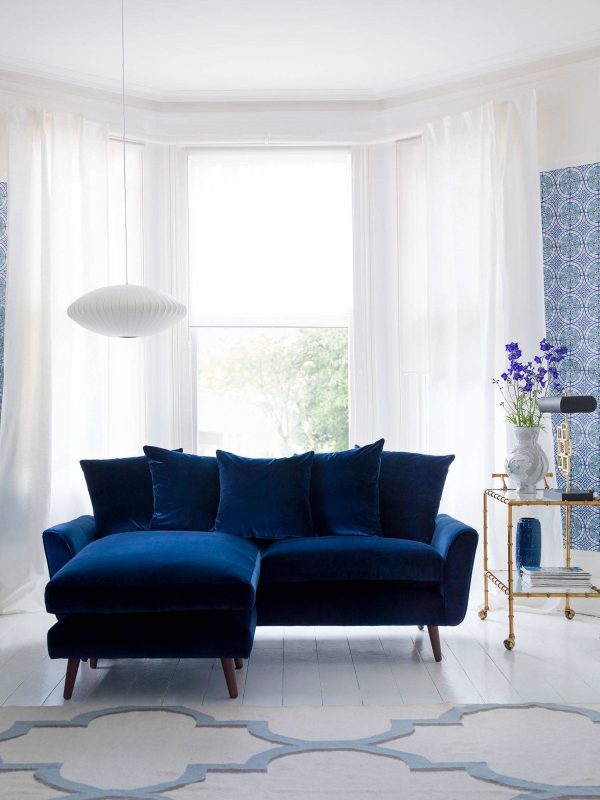 sala com sofá azul 