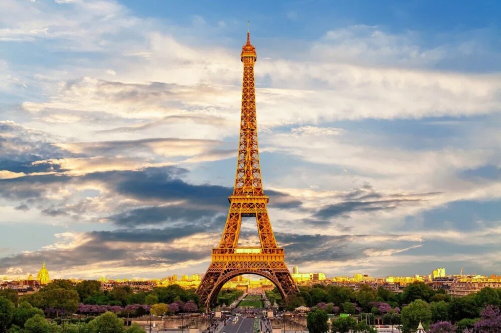 Modernismo torre eiffel em Paris