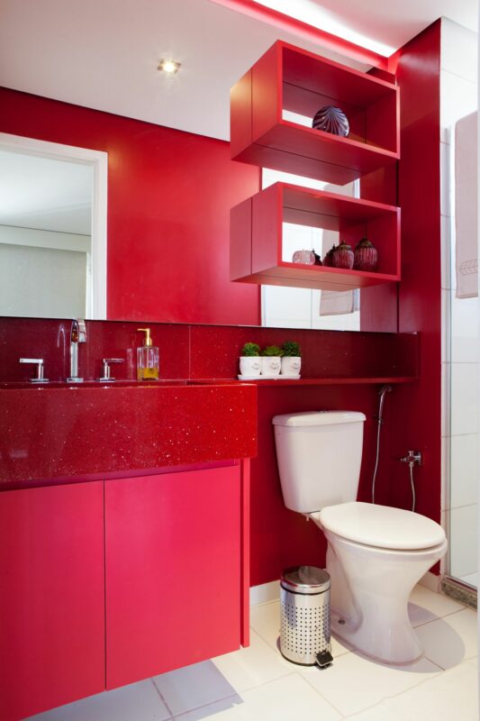 banheiros modernos - cores vibrantes