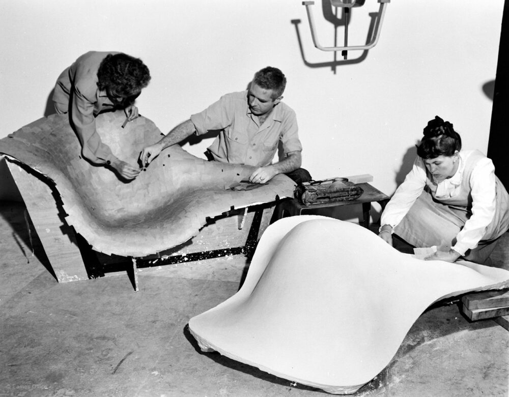 Casal Eames fabricando a La Chaise.