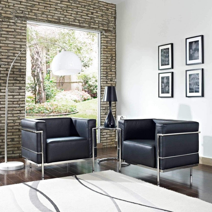 Poltronas LC3 compondo uma elegante sala de estar.