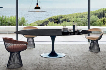 Esta mesa elegante é perfeita para uma sala de jantar, combinando funcionalidade e um design atemporal que captura a essência do modernismo.