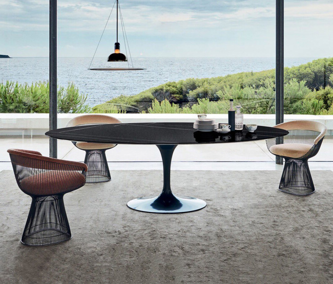 Esta mesa elegante é perfeita para uma sala de jantar, combinando funcionalidade e um design atemporal que captura a essência do modernismo.