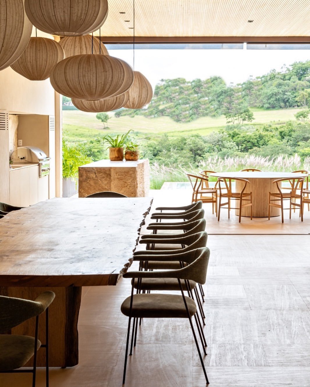 Cadeiras Wishbone produzidas pela Essência Móveis para o projeto da Suite Arquitetos.