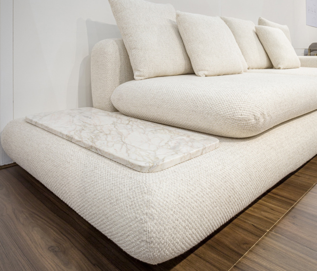 sofá moderno para living com design clean e proporções equilibradas