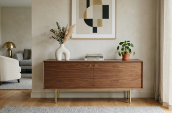 Aparador de sala em madeira com pés em latão e decoração minimalista