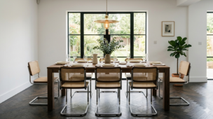 cadeiras para sala de jantar modelo Cesca com tubos cromados em ambiente minimalista