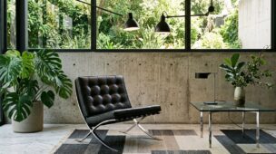 Sala de estar com Poltrona Barcelona e sofá moderno — design clássico e contemporâneo