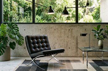 Sala de estar com Poltrona Barcelona e sofá moderno — design clássico e contemporâneo