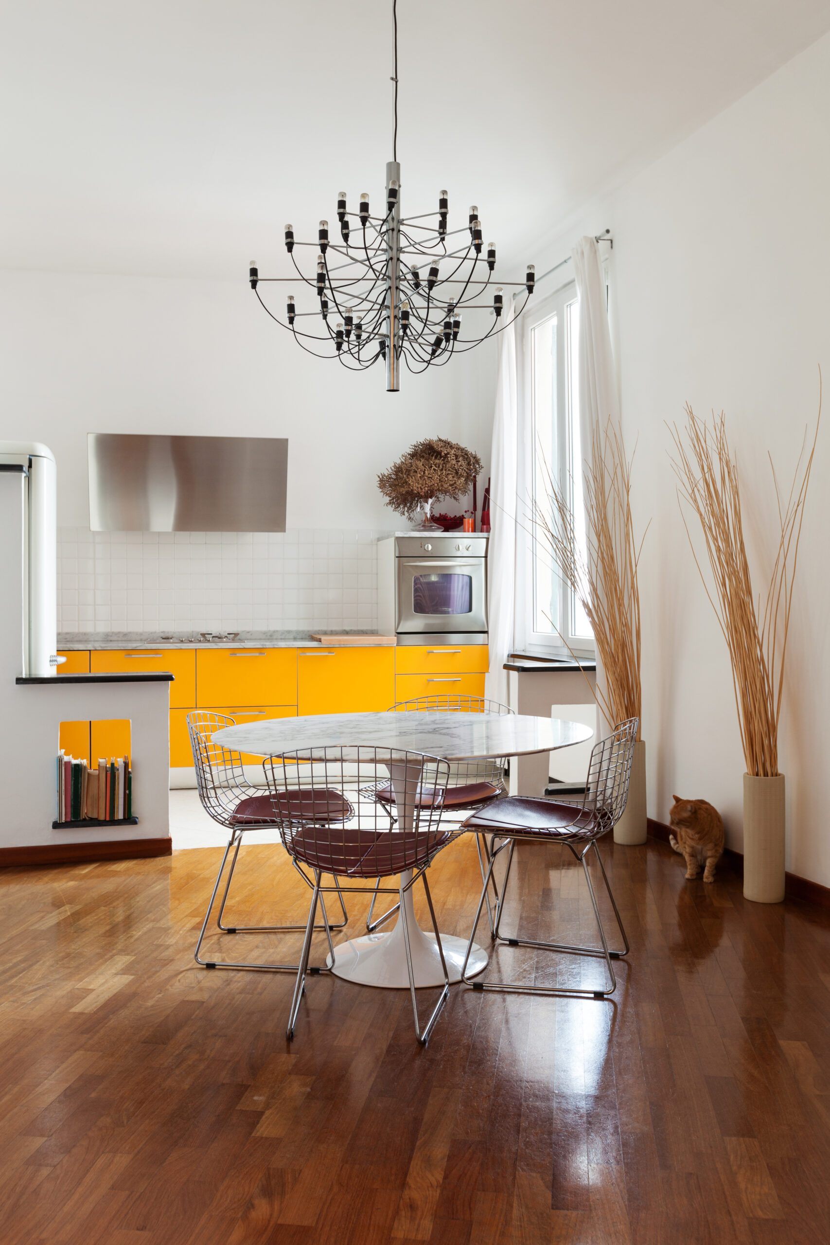 Mesa Saarinen e cadeira Bertoia